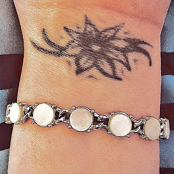 Coro vintage mother of pearl bracelet with a fold over clasp - Picture 7 of 16